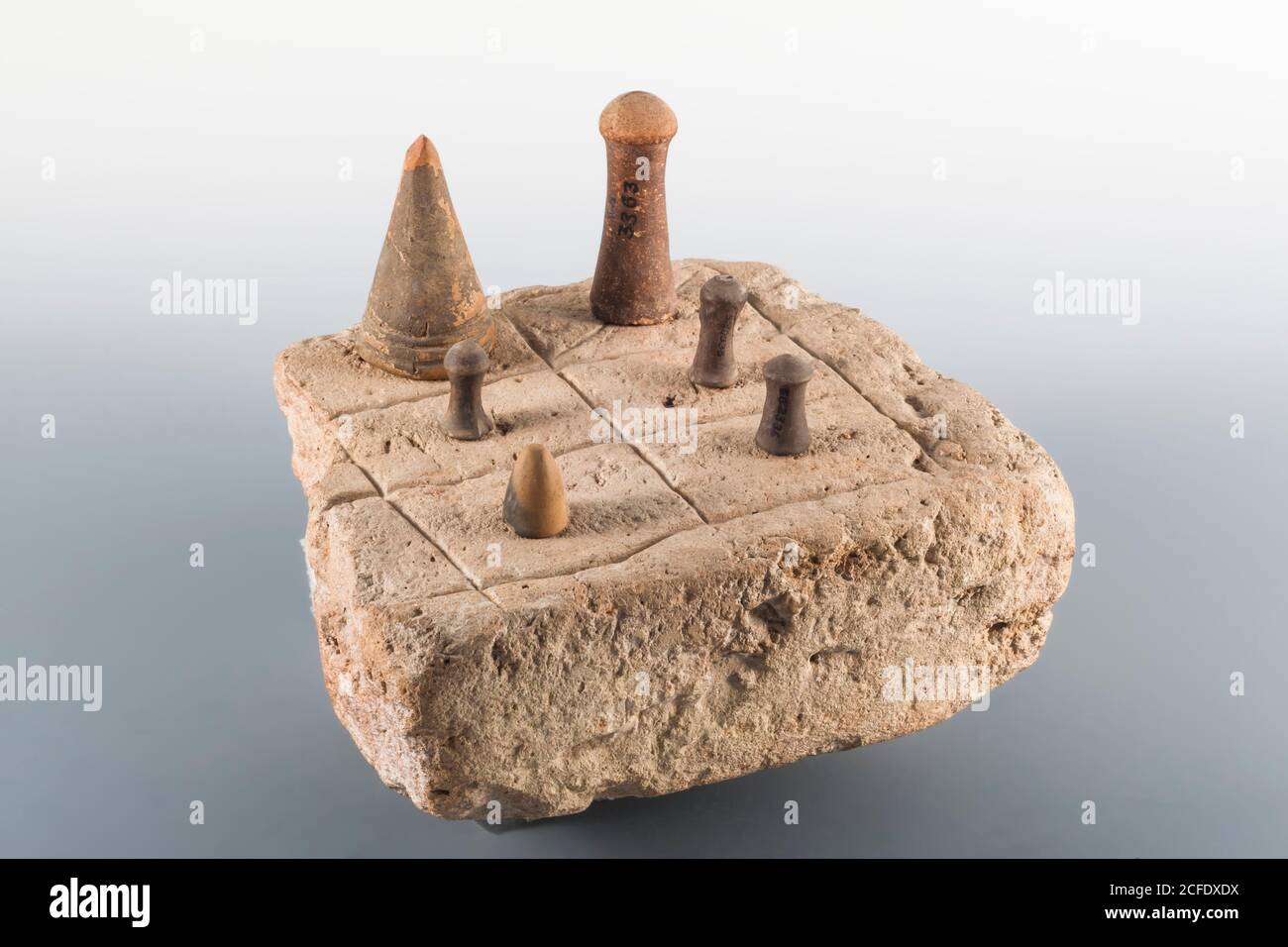 Ältestes Schachspielbrett, Mohenjo daro, Indus Valley Civilization Gallery, National Museum of Pakistan, Karachi, Sindh, Pakistan, Südasien, Asien Stockfoto