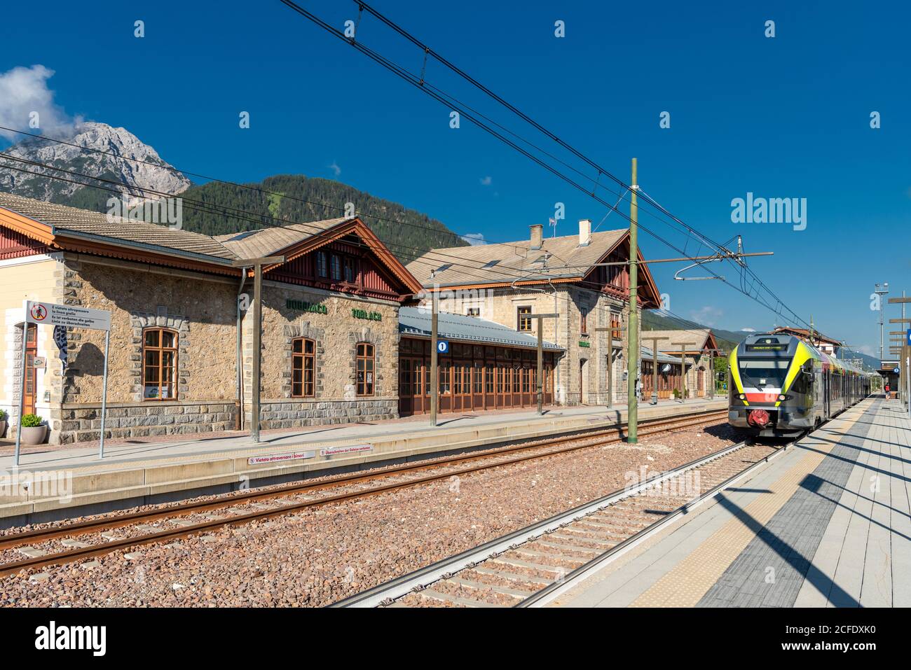 Toblach, Südtirol, Provinz Bozen, Italien. Ein Flirt der Pustertalbahn in Toblach Stockfoto