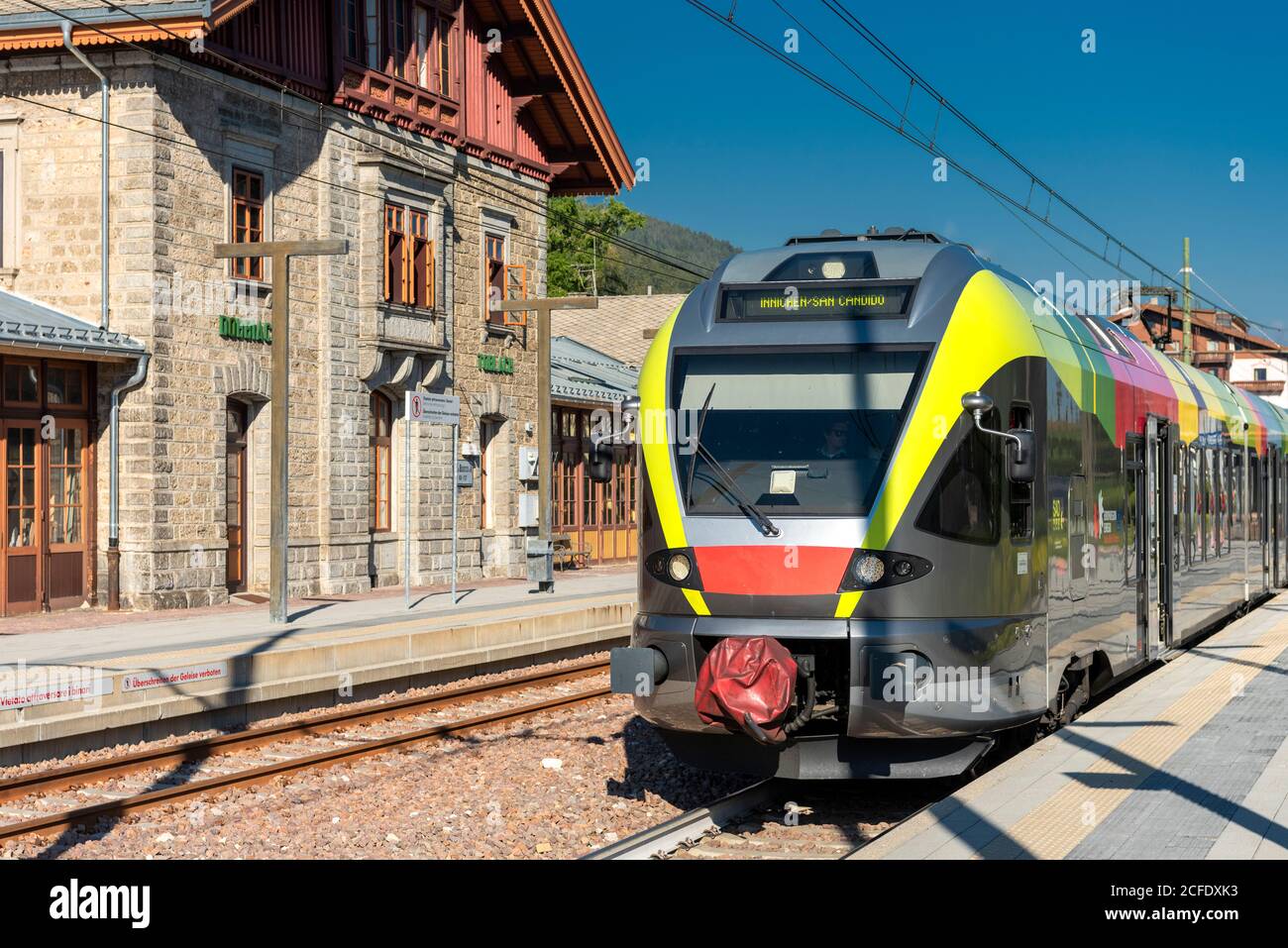 Toblach, Südtirol, Provinz Bozen, Italien. Ein Flirt der Pustertalbahn in Toblach Stockfoto