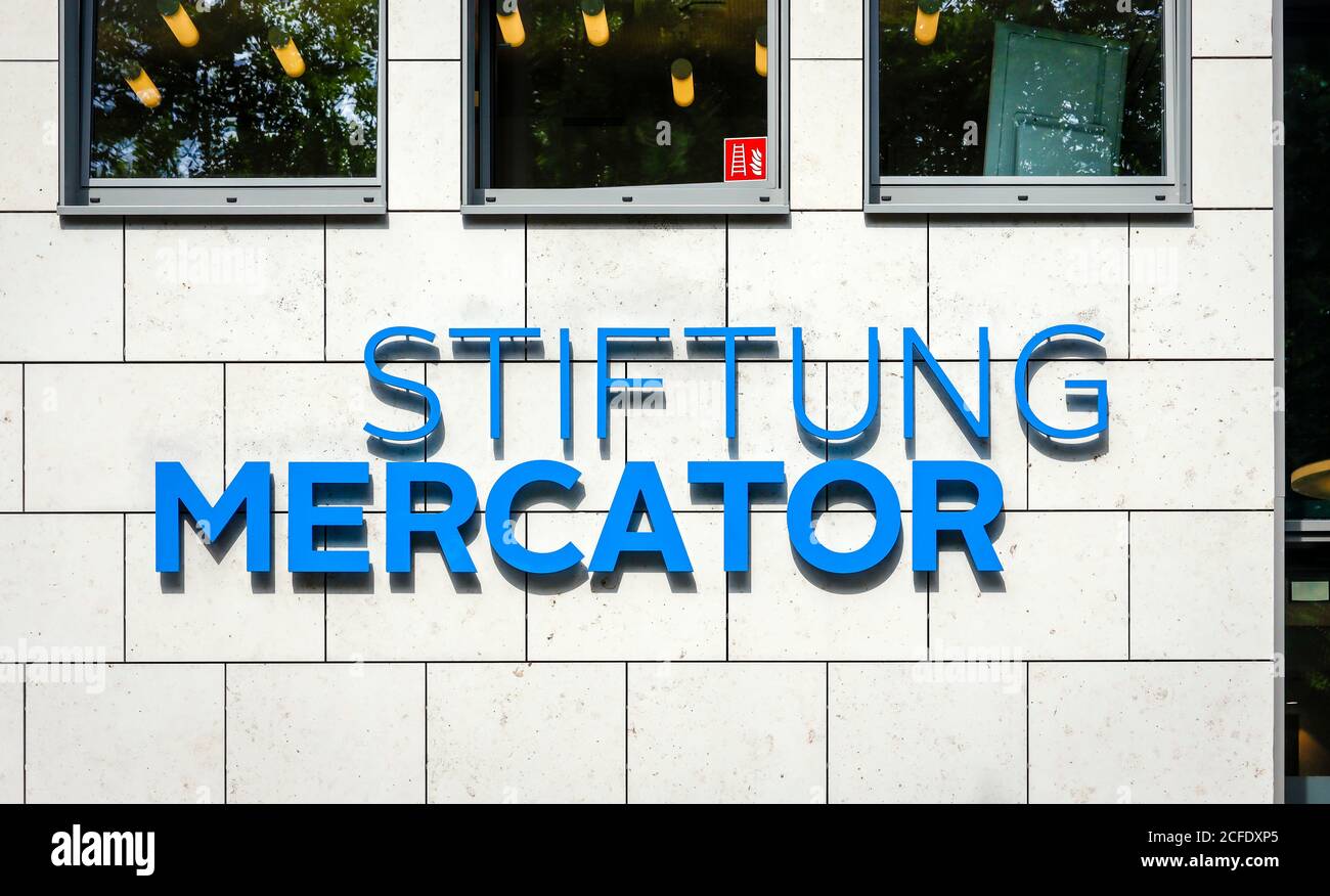 Essen, Ruhrgebiet, Nordrhein-Westfalen, Deutschland - Stiftung Mercator, Schriftzug auf dem Hauptgebäude an der Huyssenallee. Stockfoto