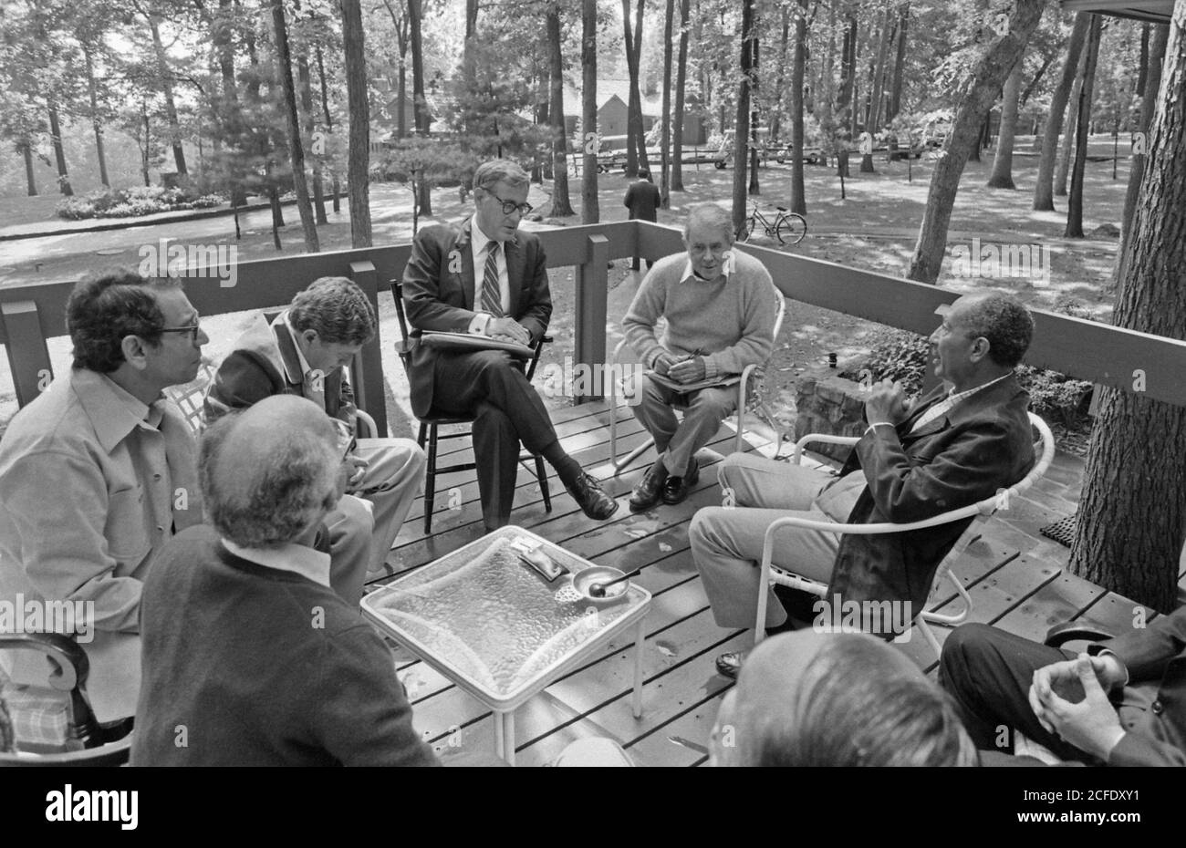 Harold Brown und Cyrus Vance treffen sich mit Anwar Sadat und Mitgliedern der ägyptischen Delegation in Camp David. Ca. 09/16/1978 Stockfoto