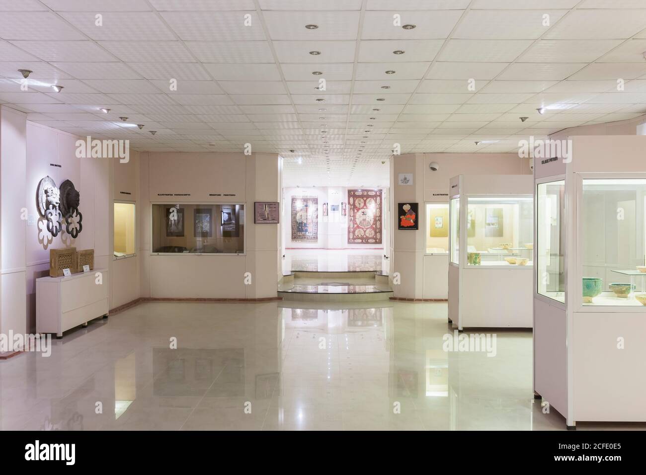 Interieur der Islamischen Kunstgalerie, alte islamische Sammlungen, National Museum of Pakistan, Karachi, Sindh, Pakistan, Südasien, Asien Stockfoto