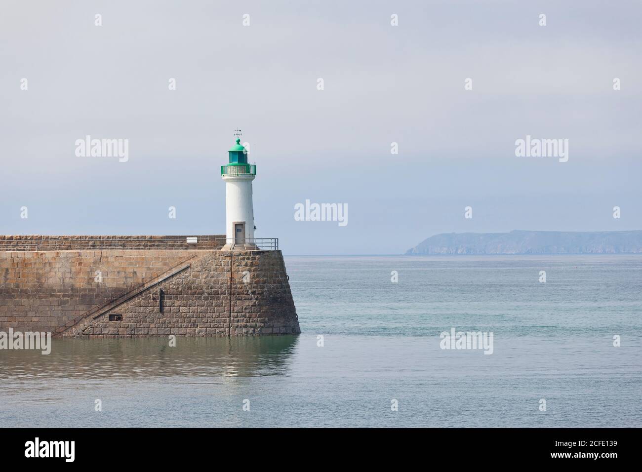 Hafeneinfahrt Dielette bei ruhigem Wetter im Sommer. Normandie Stockfoto