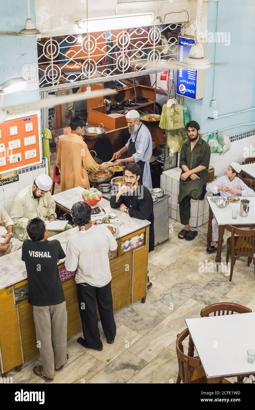 Lokales Restaurant in der Innenstadt im Stadtzentrum, Karachi, Sindh, Pakistan, Südasien, Asien Stockfoto