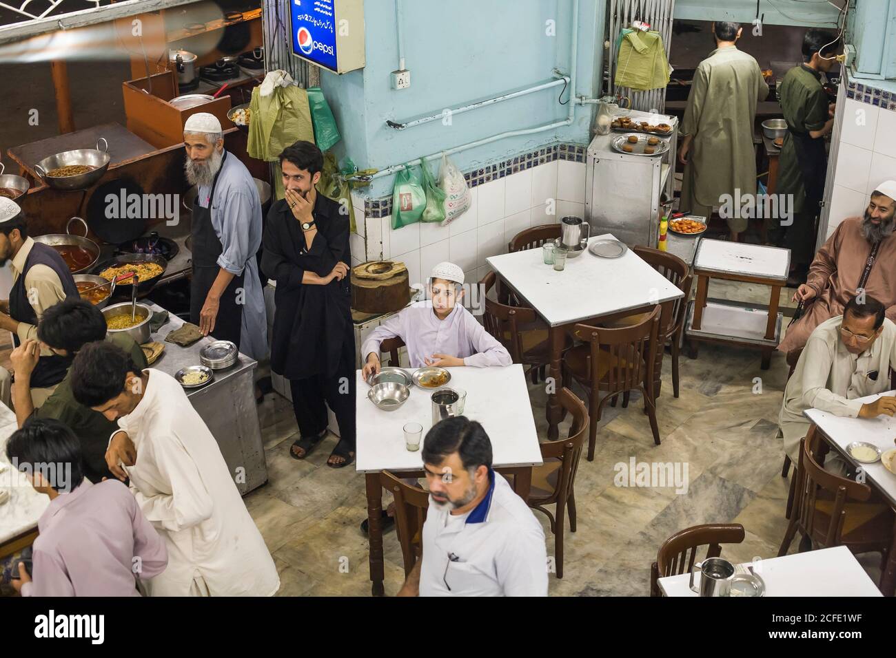 Lokales Restaurant in der Innenstadt im Stadtzentrum, Karachi, Sindh, Pakistan, Südasien, Asien Stockfoto