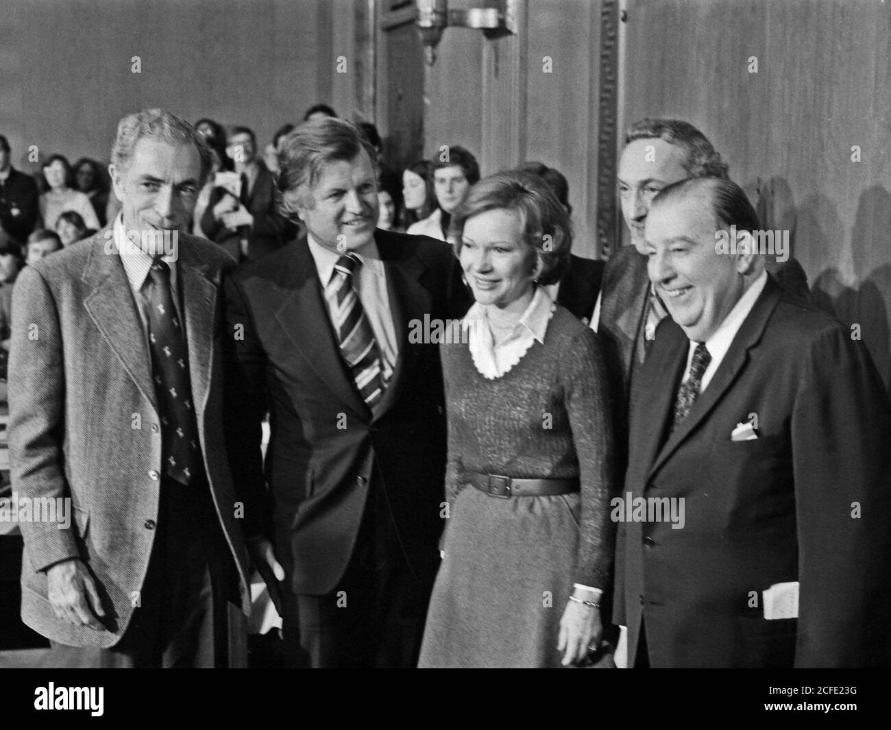 'Rosalynn Carter posiert mit Senatsunterausschuss-Mitgliedern, nicht identifizierten Senator, Edward Kennedy und Jennings Randolph. Ca. 02/07/1979' Stockfoto