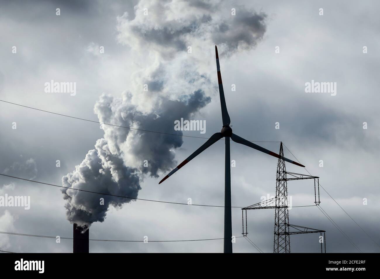 Windturbine, Strompylon und Rauchschornstein im Steinkohlekraftwerk Scholven, Gelsenkirchen, Ruhrgebiet, Nordrhein-Westfalen, Stockfoto