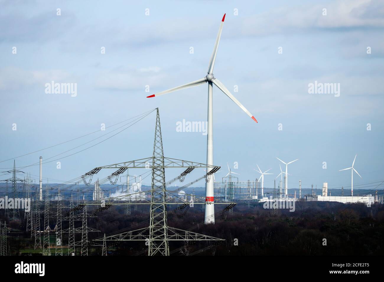 Windturbinen und Strommasten, Gelsenkirchen, Ruhrgebiet, Nordrhein-Westfalen, Deutschland Stockfoto