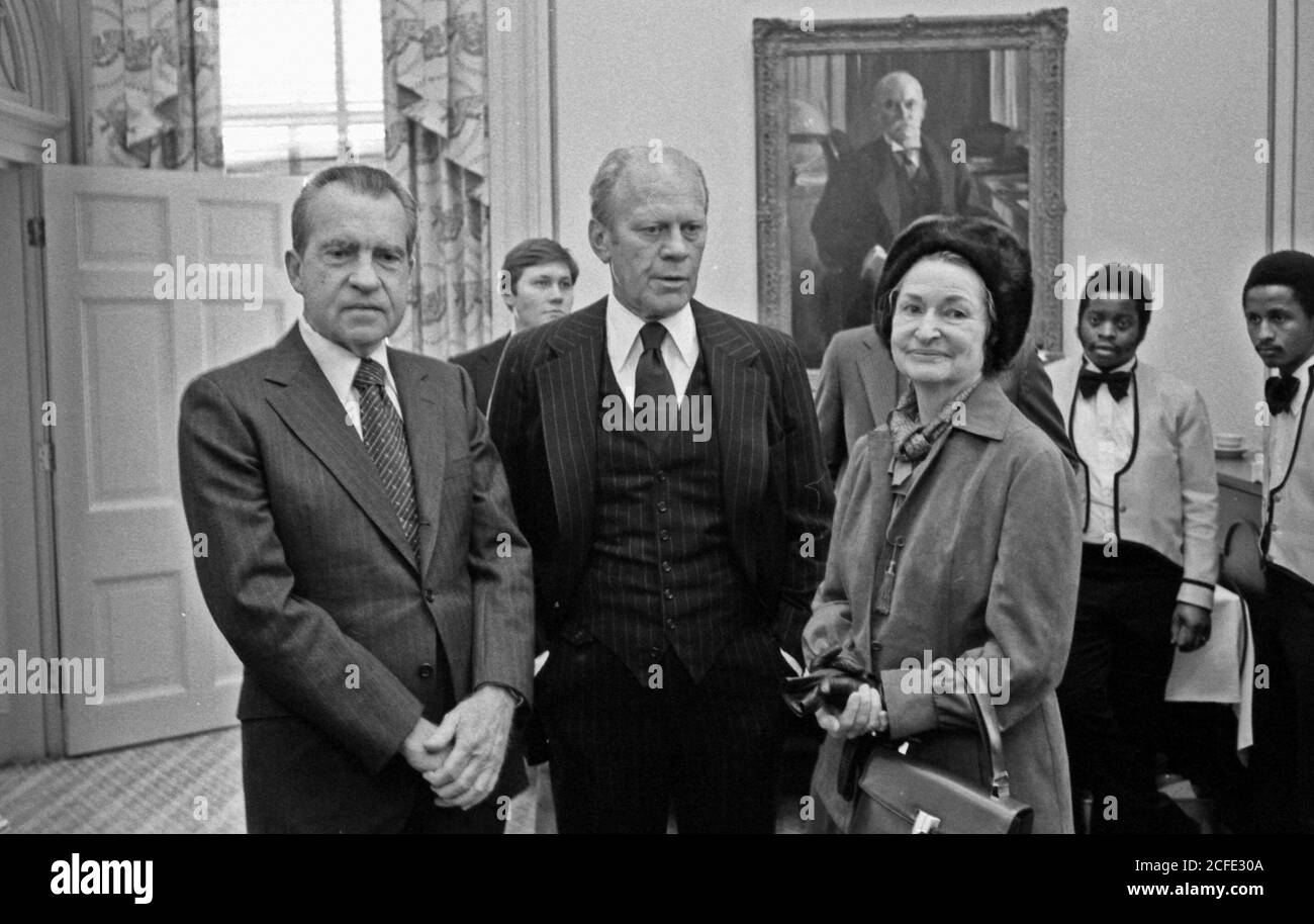 'Richard Nixon, Gerald Ford und Lady Bird Johnson treffen sich im Weißen Haus während Hubert Humphreys Beerdigung. Ca. 01/15/1978' Stockfoto