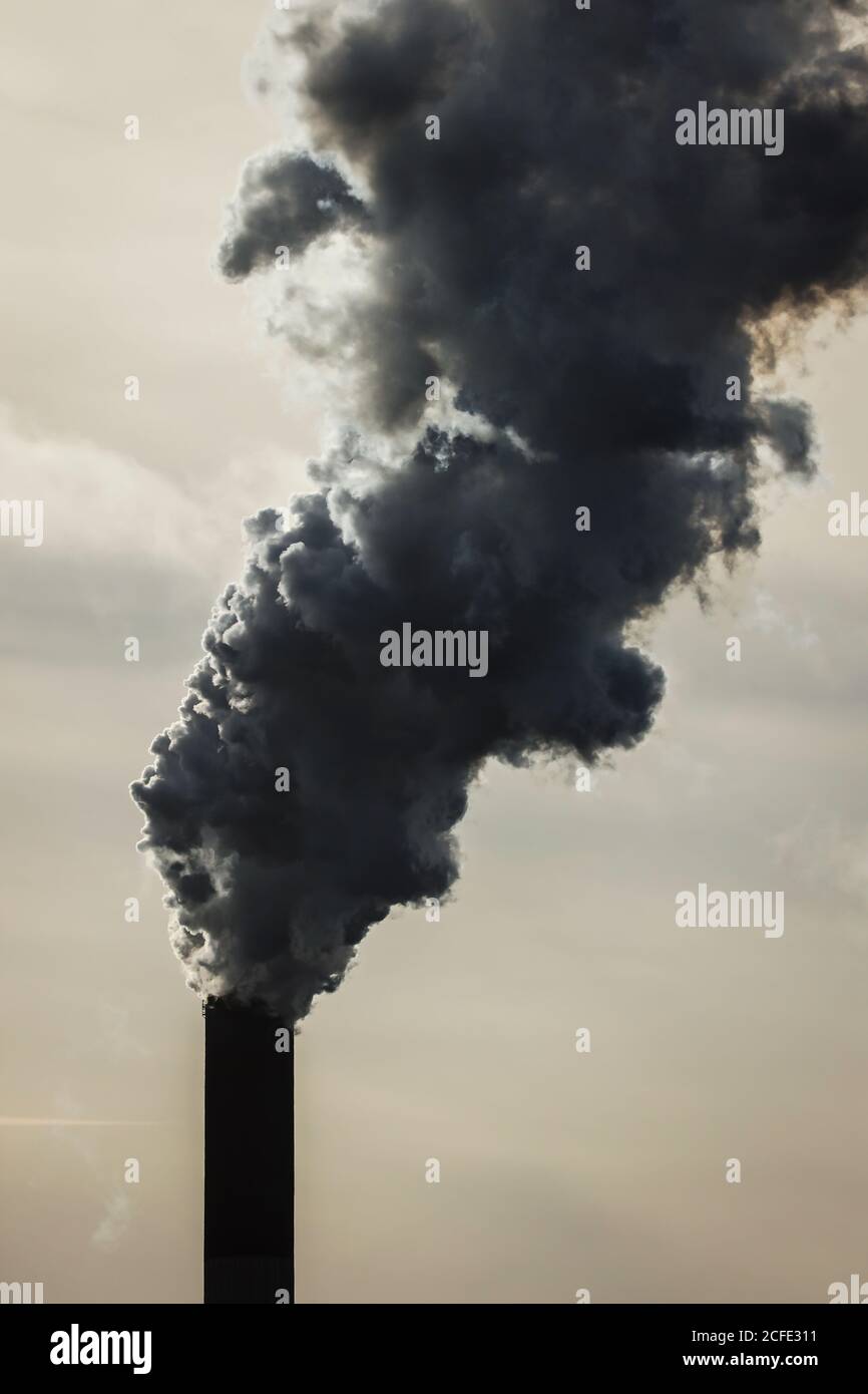 Rauchschornstein im Kohlekraftwerk Uniper in Scholven, Gelsenkirchen, Ruhrgebiet, Nordrhein-Westfalen, Deutschland Stockfoto