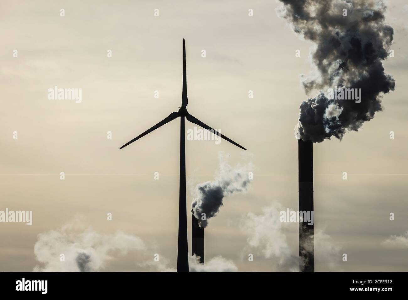 Windrad und Rauchschornsteine im Kohlekraftwerk Uniper in Scholven, Gelsenkirchen, Ruhrgebiet, Nordrhein-Westfalen, Deutschland Stockfoto