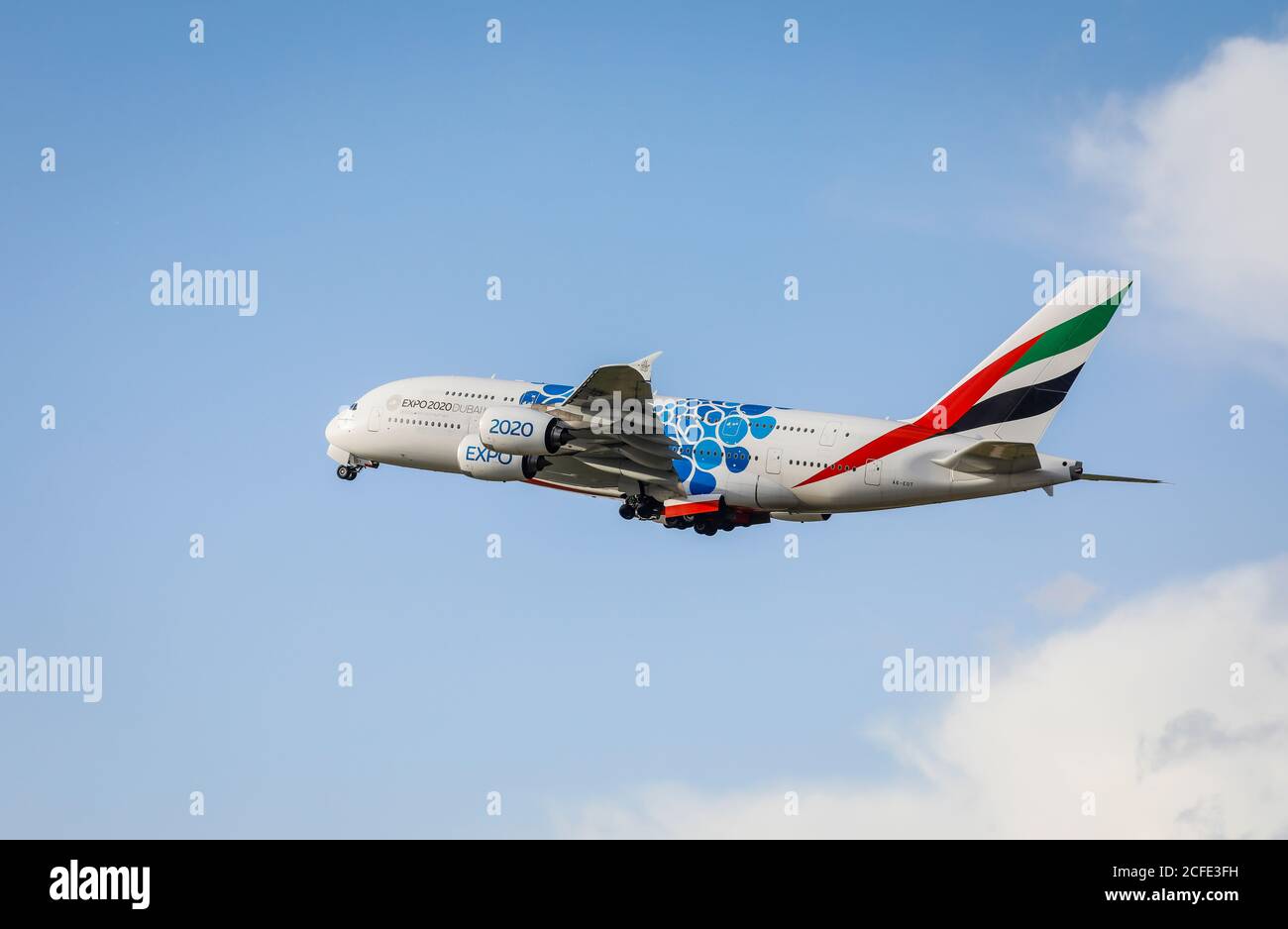 Emirates Airbus A380-861 hebt am Düesseldorf International Airport, A6-EOT, Düsseldorf, Nordrhein-Westfalen, Deutschland ab Stockfoto