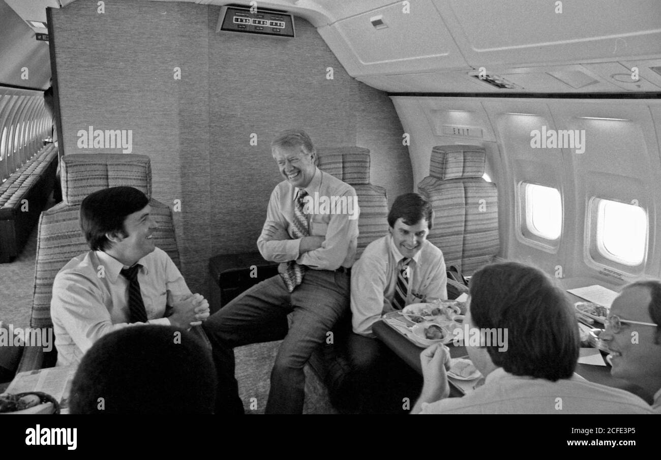 Hamilton Jordan Jimmy Carter und andere Mitarbeiter des Weißen Hauses an Bord der Air Force One. Ca. 20. Juli 1977 Stockfoto