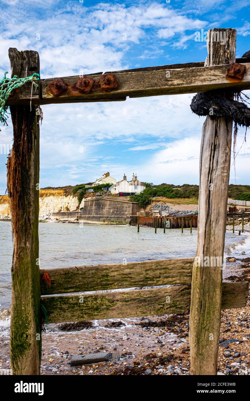 Die berühmten Küstenschutzhütten auf den Klippen mit Blick auf Cuckmere Haven im Seaford Head Nature Reserve. Die Hütten sind wegen Erosion in Gefahr Stockfoto