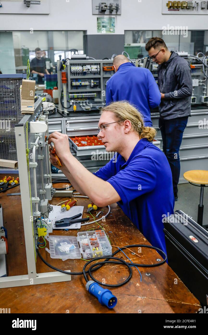 Remscheid, Nordrhein-Westfalen, Deutschland - Auszubildende in elektrischen Berufen hier mit Grundausbildung, Ausbildungszentrum der Stockfoto