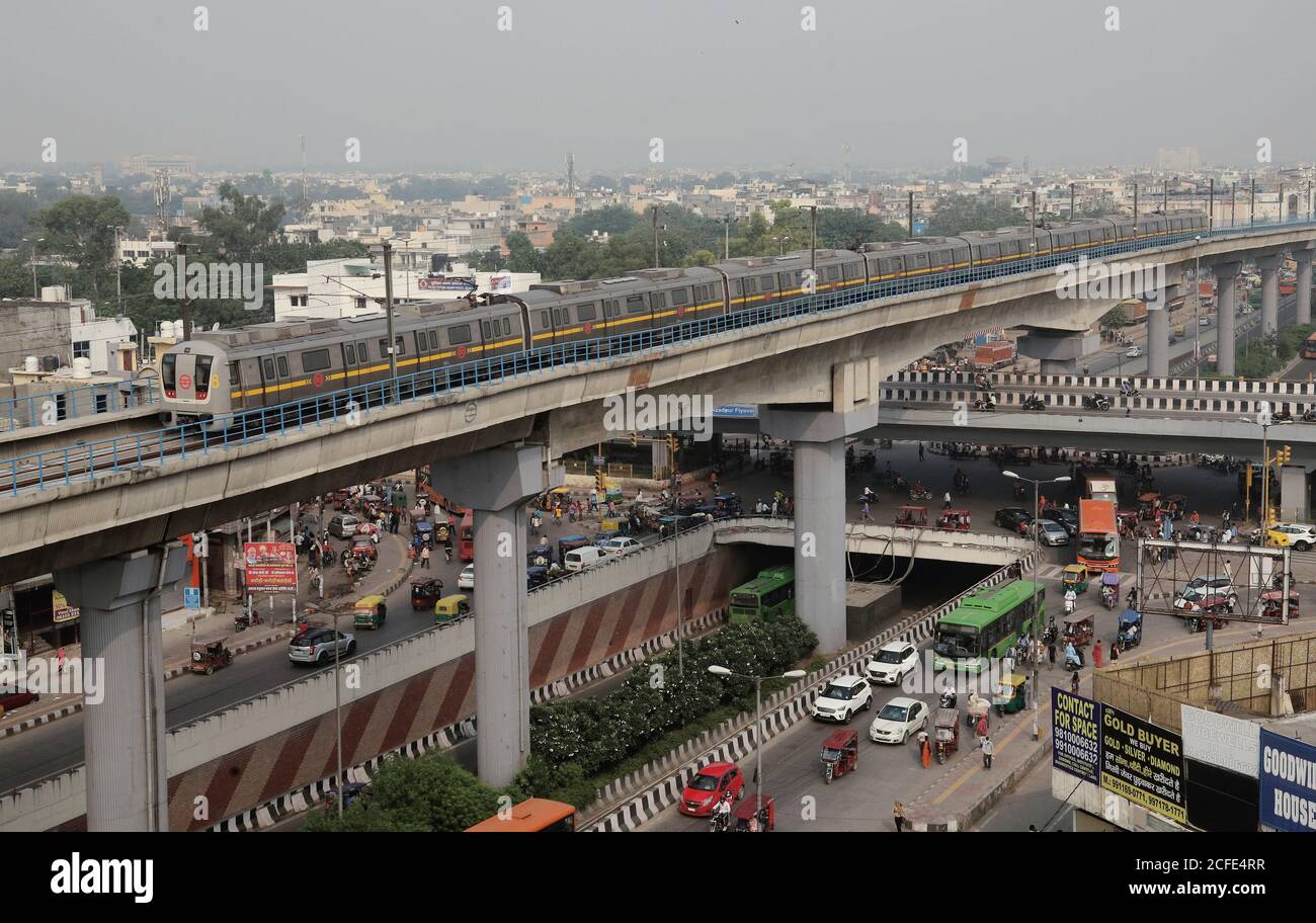 Delhi Metro-Zug auf Schiene während der Probefahrt in der Nähe Azadpur U-Bahn-Station auf der Gelben Linie zwischen Samaypur Badli Huda City Centre (42.3 km) mit 37 Zwischen-U-Bahn-Stationen in einer ersten Phase.Delhi Metro Rail Corporation (DMRC) ist alle eingestellt, um seine Dienste für die Öffentlichkeit vom 7. September 2020 wieder aufzunehmen, Nach mehr als fünf Monaten. Nach der Coronavirus-Pandemie hat die Regierung in der letzten Märzwoche den U-Bahnverkehr eingestellt. Um Überfüllung an den Bahnhöfen zu vermeiden, veröffentlichte die Delhi Metro Rail Corporation am Mittwoch neue Richtlinien für den Betrieb von Metroschienen. Stockfoto