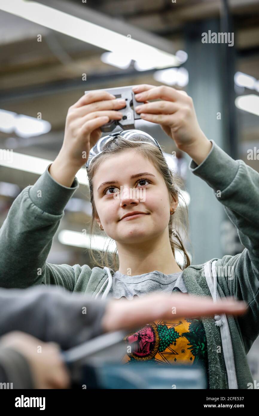 Remscheid, Nordrhein-Westfalen, Deutschland - Auszubildender in Metallberufen Hier ist ein Materialprüfer während der Grundausbildung, Berufsausbildung Stockfoto