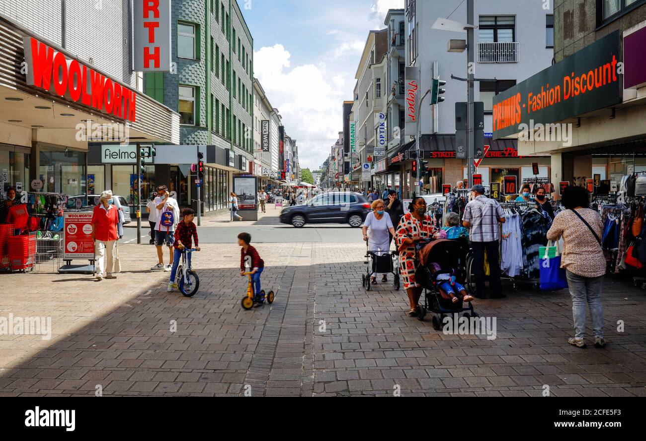 Passanten auf der Marktstraße, Fußgängerzone und Einkaufsstraße, Oberhausen, Ruhrgebiet, Nordrhein-Westfalen, Deutschland Stockfoto