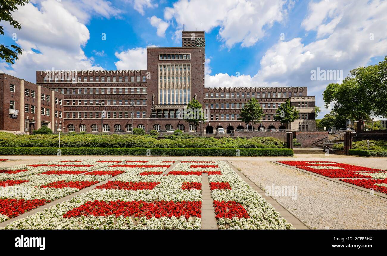 Rathaus im Grillopark mit bunten Blumenbeeten, Oberhausen, Ruhrgebiet, Nordrhein-Westfalen, Deutschland Stockfoto