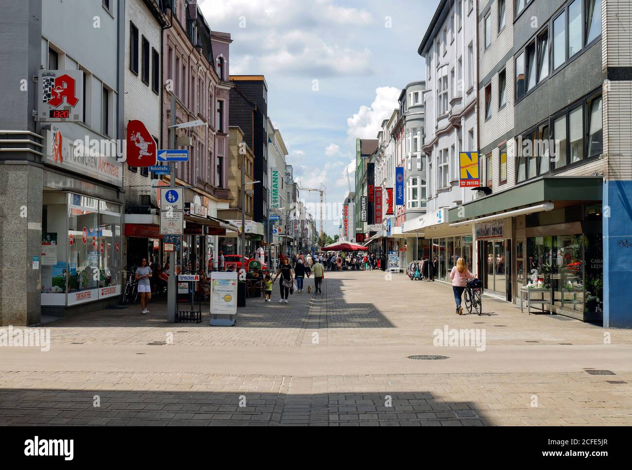 Wenige Passanten auf Marktstraße, Fußgängerzone und Einkaufsstraße, Oberhausen, Ruhrgebiet, Nordrhein-Westfalen, Deutschland Stockfoto