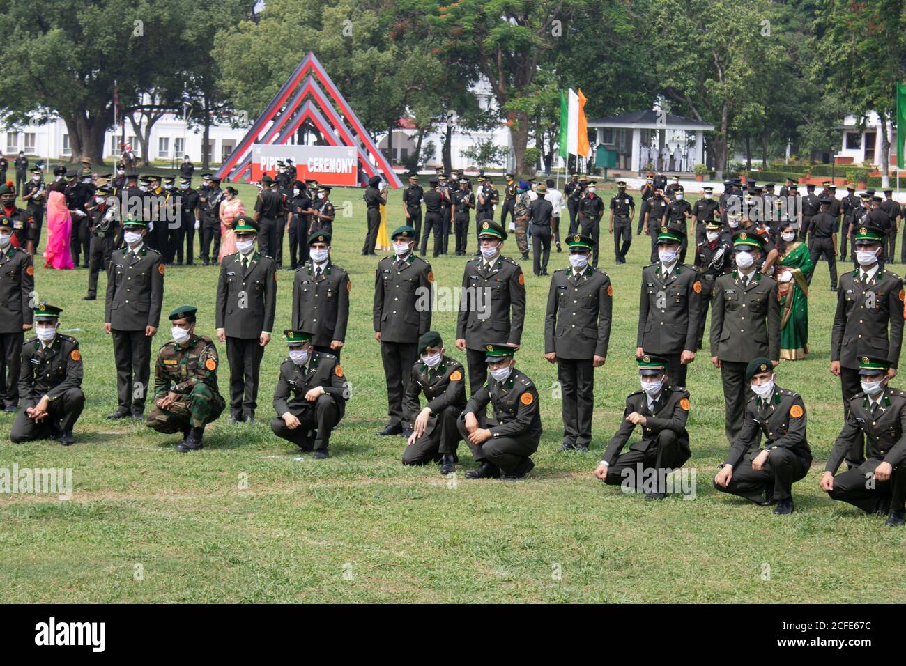Dehradun, Uttarakhand/Indien - August 15 2020: IMA-Rohrleitungs-Zeremonie unter dem covid 19 Pandemie, Cadets tragen Maske und Aufrechterhaltung der sozialen Distanzierung. Stockfoto