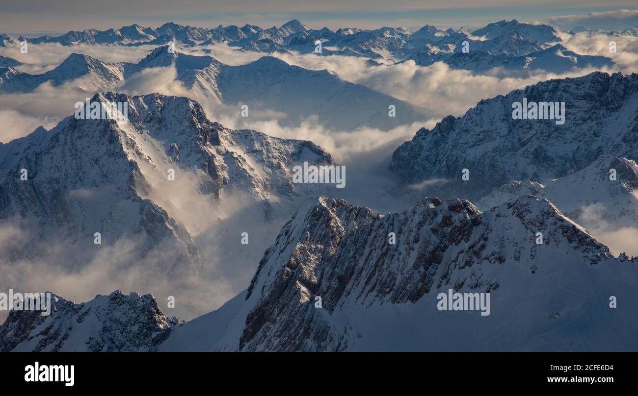 Blick von der Zugspitze im Winter nach Süden nach Italien, schneebedeckte Bergketten über hohen Nebel, Garmisch-Partenkirchen, Stockfoto