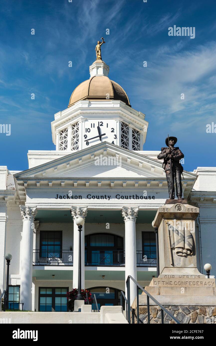 Sylva, Jackson County, North Carolina, Vereinigte Staaten von Amerika. Jackson County Gerichtsgebäude und Denkmal für die Konföderation im Bürgerkrieg von 186 gefallen Stockfoto