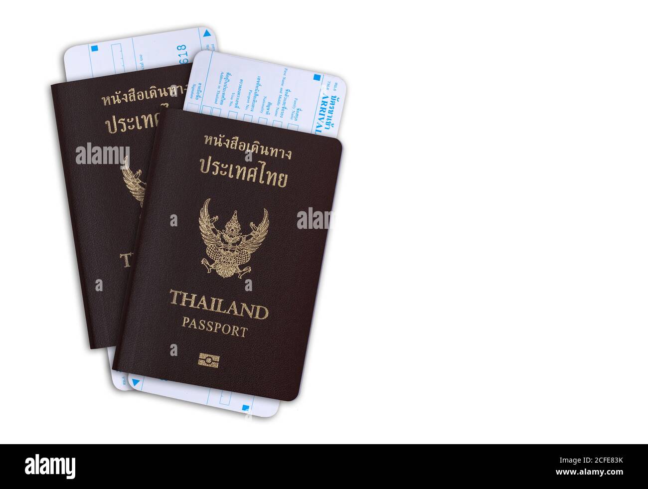 Thailändischer Reisepass mit Ausreisekarte von der Einwanderungsbehörde isoliert auf Weißer Hintergrund mit Beschneidungspfad Stockfoto