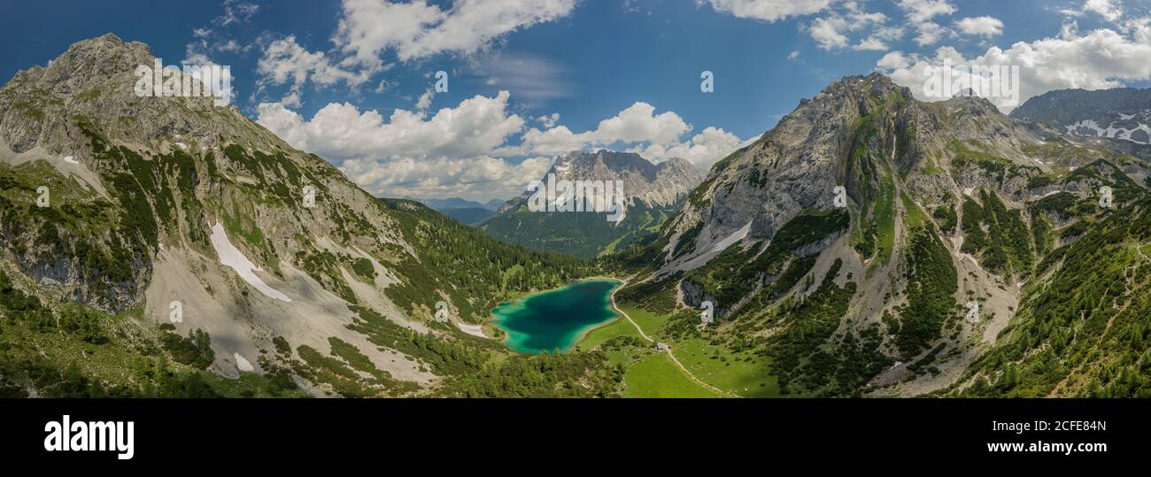 Luftaufnahme Seebensee gegen Ehrwalder Sonnenspitze, Zugspitz-Massiv und Vorderer Tajakopf (Mieming-Gebirge), blauer Himmel, Wolken, türkisfarbenes Wasser, Stockfoto