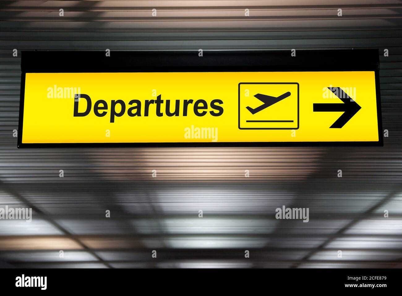 Flughafenabfahrtschild hängt von der Decke des Flughafens Stockfoto