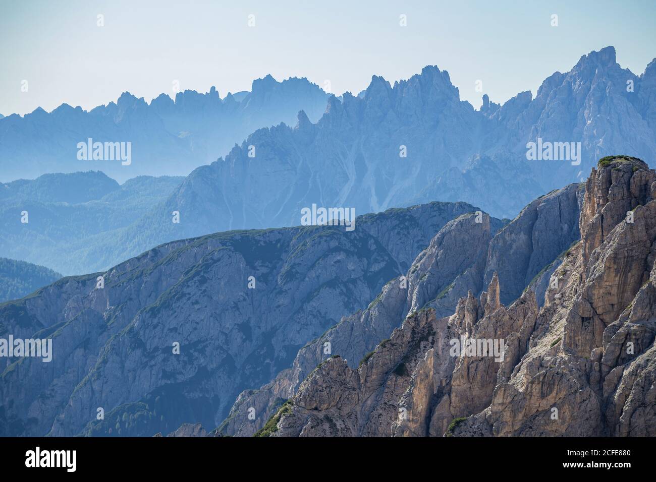 Mehrere Bergschichten an den drei Gipfeln der Sextner Dolomiten, blauer Himmel, Fels, Europa, Italien, Südtirol, Belluno Stockfoto