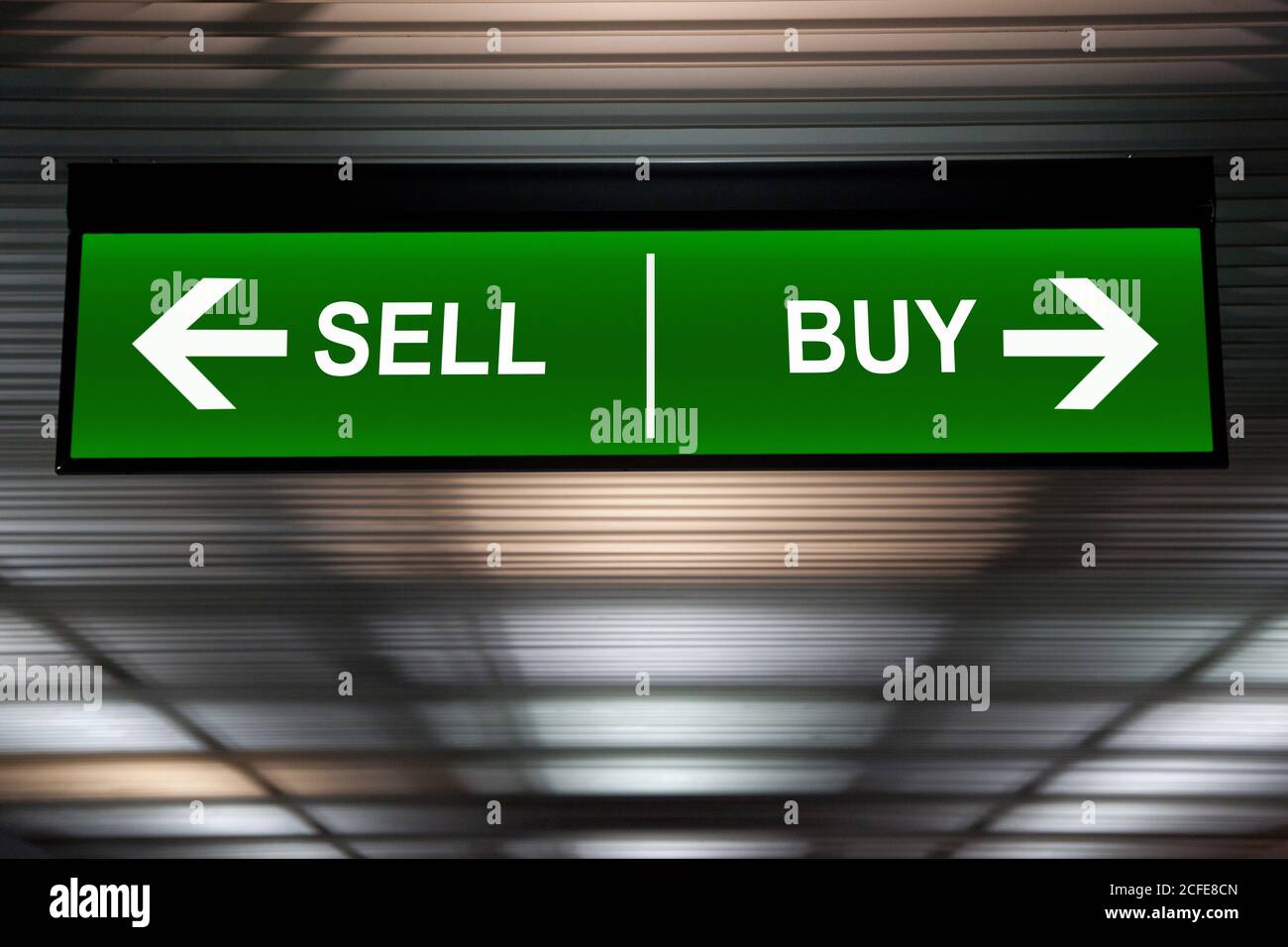 Finanzkonzept. Pfeile für Verkauf und Kauf, Anzeige der Börsenaktivität. Stockfoto
