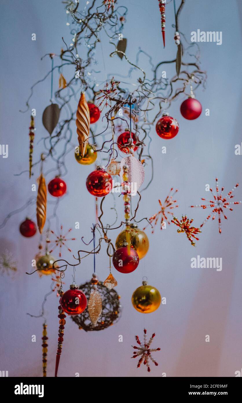 Deutschland, Bayern, Weihnachten, Stille Nacht, 24. Dezember, Weihnachtsfest, hängender Zweig mit weihnachtsdekoration, Stockfoto