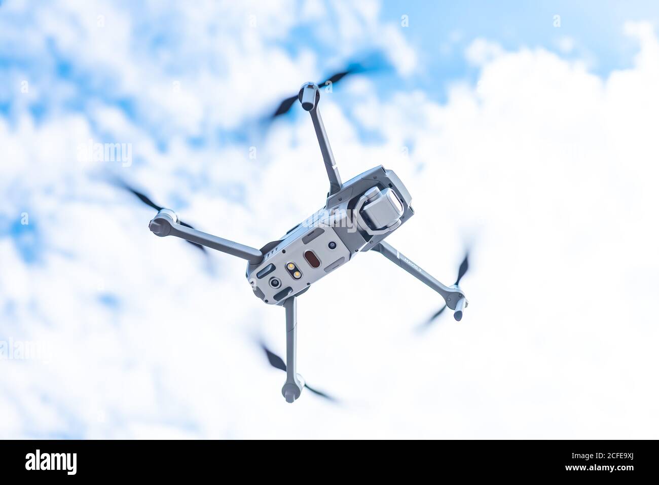 Kiew / Ukraine - 06.20.2020: Mavic 2 kompakte Quadcopter-Drohne fliegt in den Himmel. Stockfoto