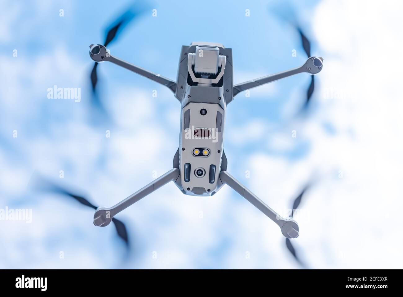 Kiew / Ukraine - 06.20.2020: Mavic 2 kompakte Quadcopter-Drohne fliegt in den Himmel. Stockfoto