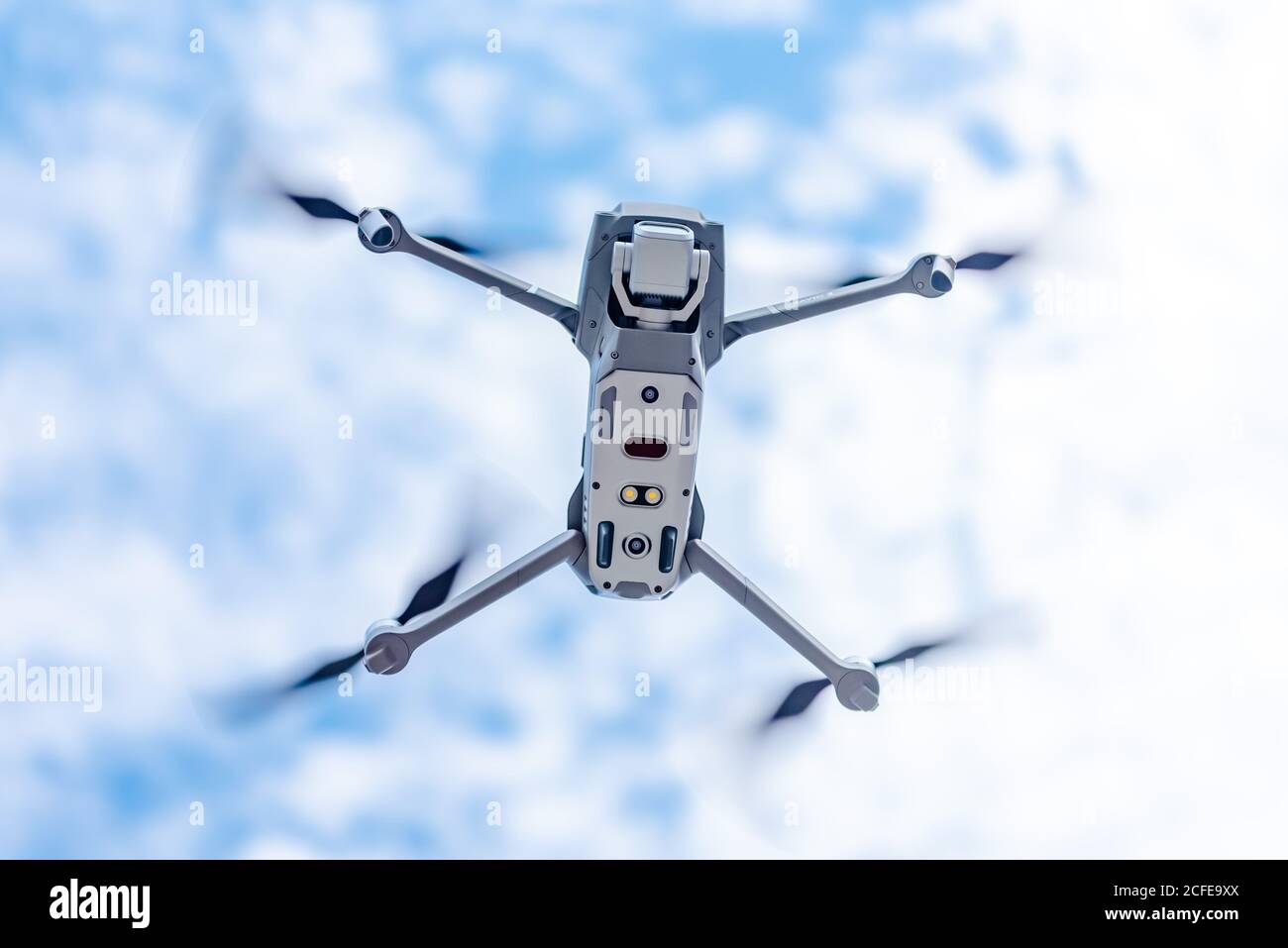 Kiew / Ukraine - 06.20.2020: Mavic 2 kompakte Quadcopter-Drohne fliegt in den Himmel. Stockfoto