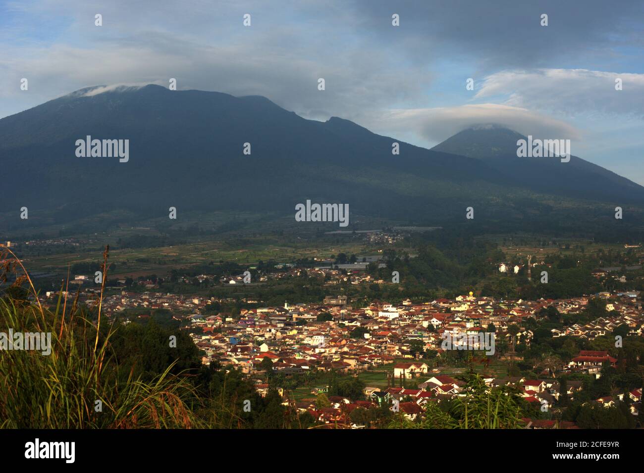Der kuppelförmige Berg Gede (links) und der konische Berg Pangrango bilden den Mount-Gede Pangrango Nationalpark in der Provinz West Java, Indonesien. Stockfoto