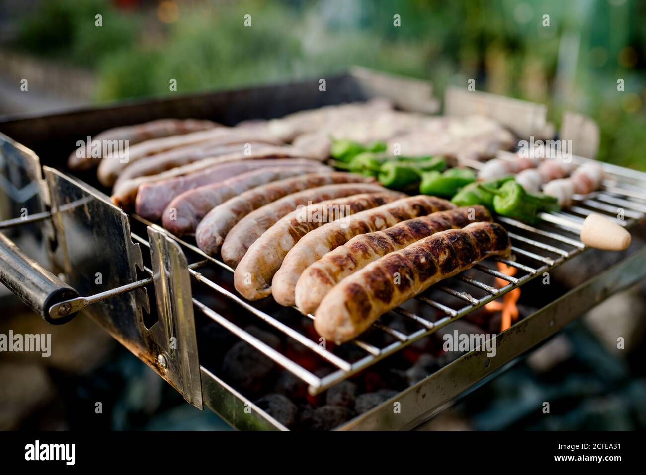 Das Essen wird auf einem Grill gegrillt Stockfoto