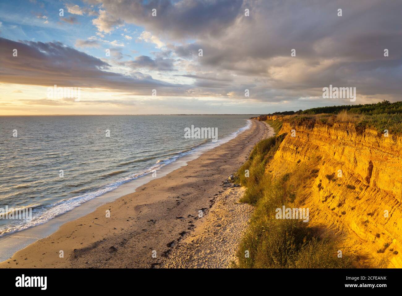 Der Strand von Penestin Plage de la Mine d'Or hat eine ockerfarbene Klippe. Ein Produkt aus Jahrtausende alten Flusslagerstätten. Der Strand liegt im alten Delta Stockfoto