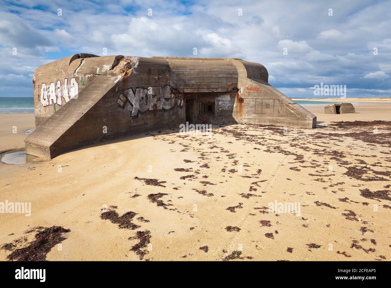 Dieser Bunker war Teil der Atlantikmauer im Zweiten Weltkrieg Heute kämpft er nur noch mit Ebbe und Flut. Es liegt an der Quiberon Küste in der Bretagne. Stockfoto