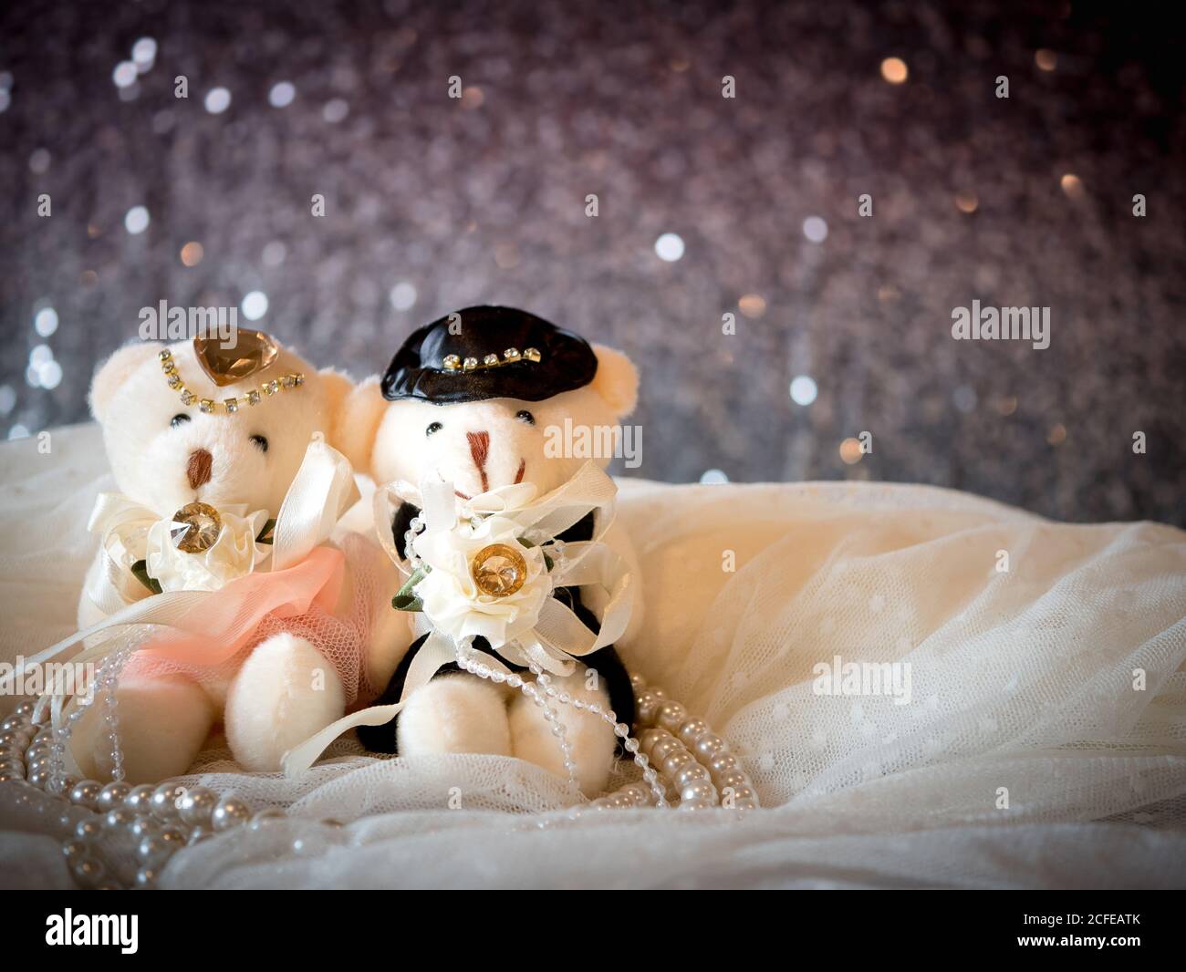 Liebe Konzept : Paar Teddybären in Hochzeitskleid für valentine Grußkarte mit Bokeh Hintergrund. Liebe Konzept Tapete. Hochzeit Einladungskarte Stockfoto