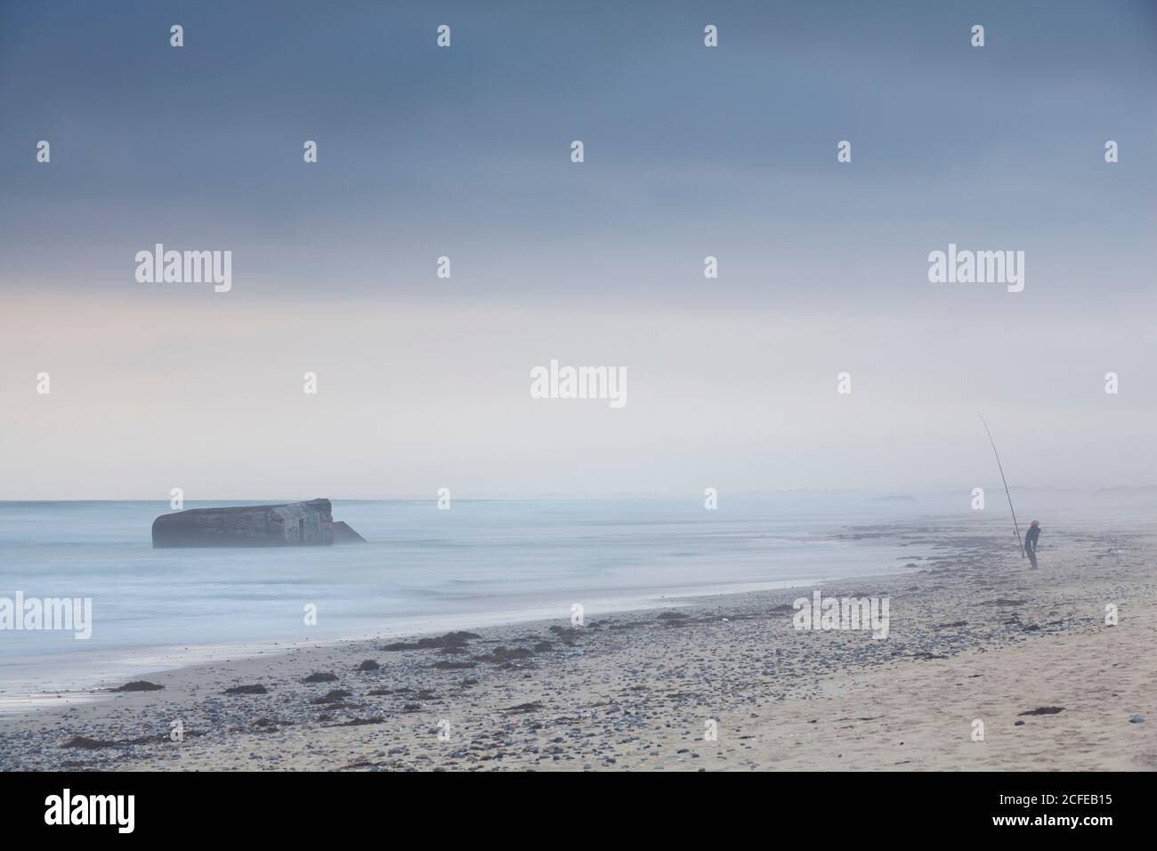 Der Strand von La Torche liegt zwischen der Landzunge Pointe de La Torche und der Bucht von Audierne. Besonders bekannt für seine Wellen, die sehr sind Stockfoto