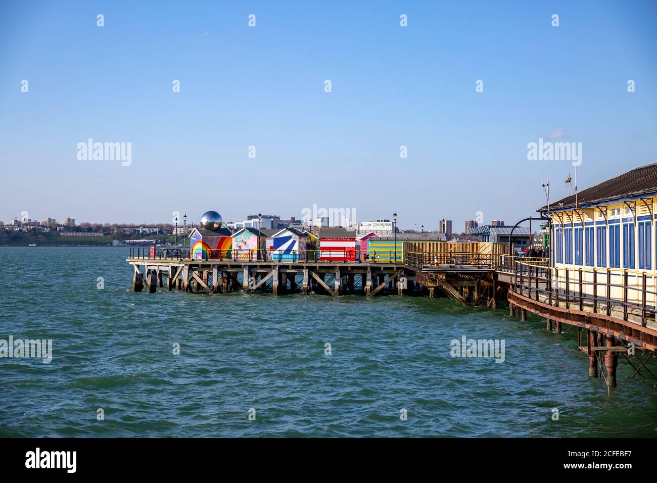 Hell gestrichene Strandhütten/Schuppen am Southend Pier, Essex, Großbritannien. Stockfoto