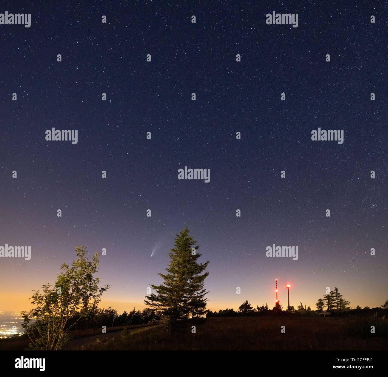 Deutschland, Baden-Württemberg, Schwarzwald, Hornisgrinde, C / 2020 F3 (NEOWISE) ein Komet, der im Sommer 2020 beobachtet wurde. Stockfoto