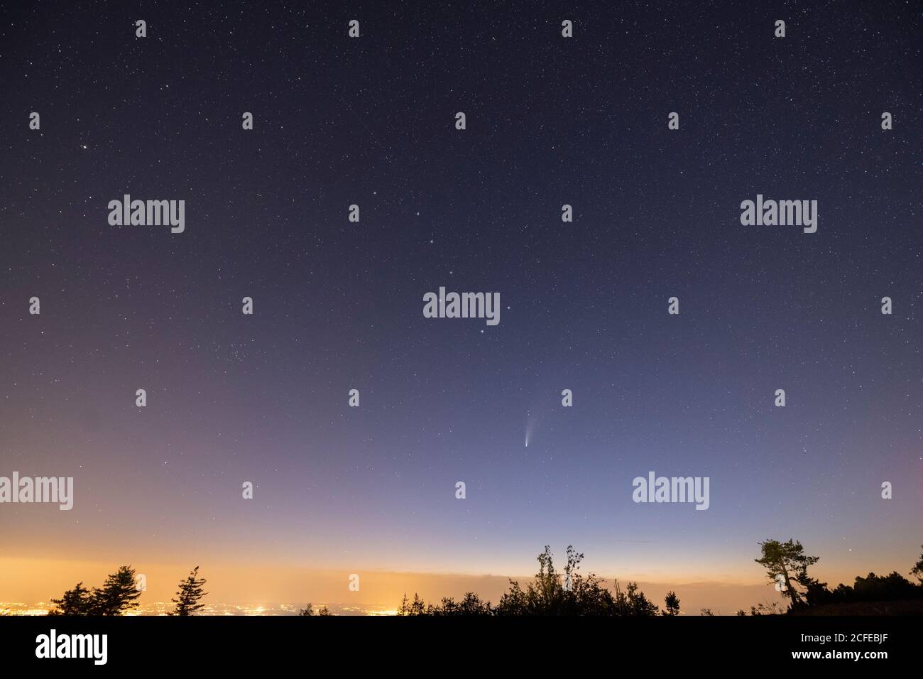 Deutschland, Baden-Württemberg, Schwarzwald, Hornisgrinde, C / 2020 F3 (NEOWISE) ein Komet, der im Sommer 2020 beobachtet wurde. Stockfoto