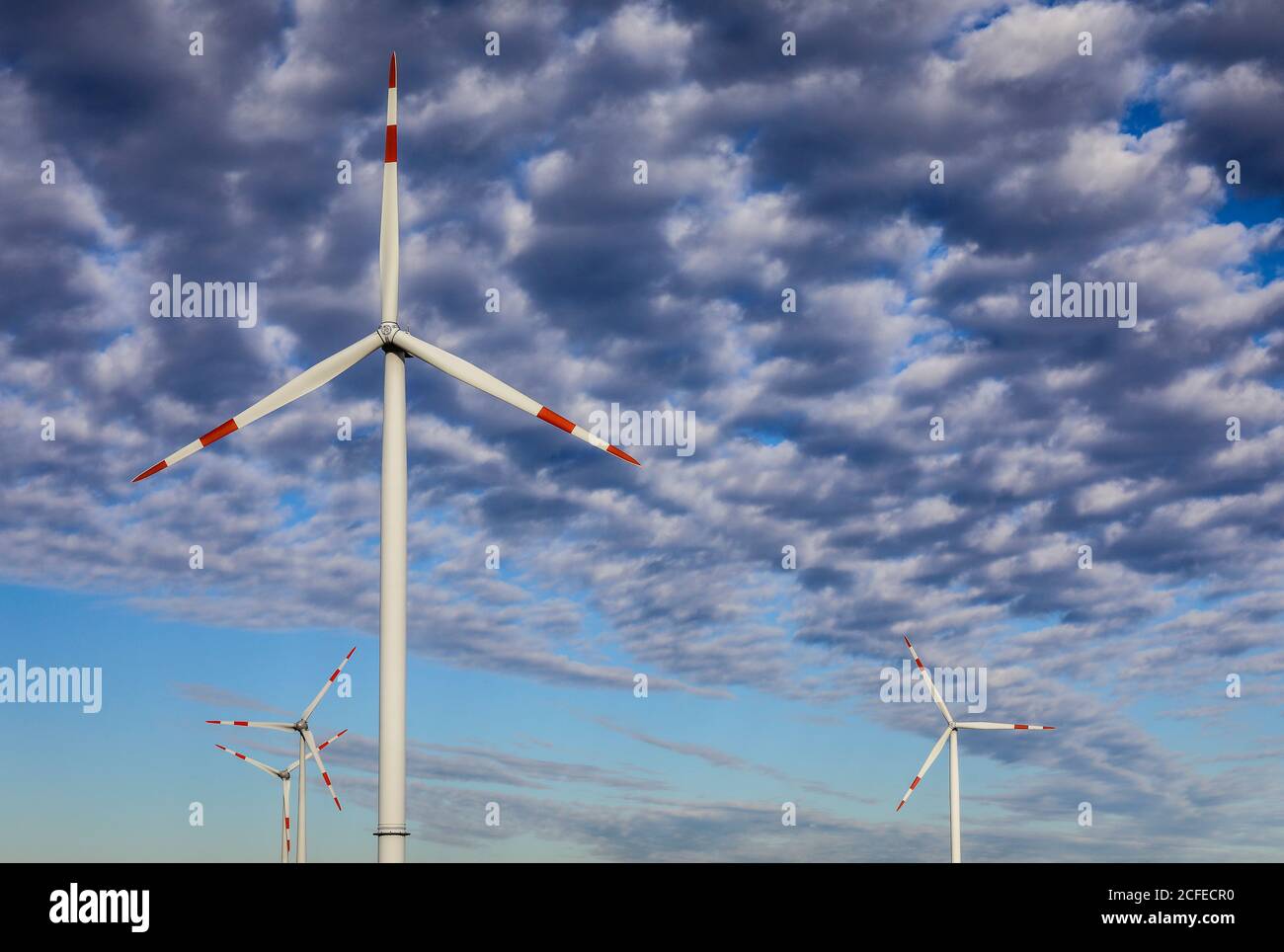 Juetchen, Nordrhein-Westfalen, Deutschland - Windräder vor dem Himmel mit Wolken. Stockfoto