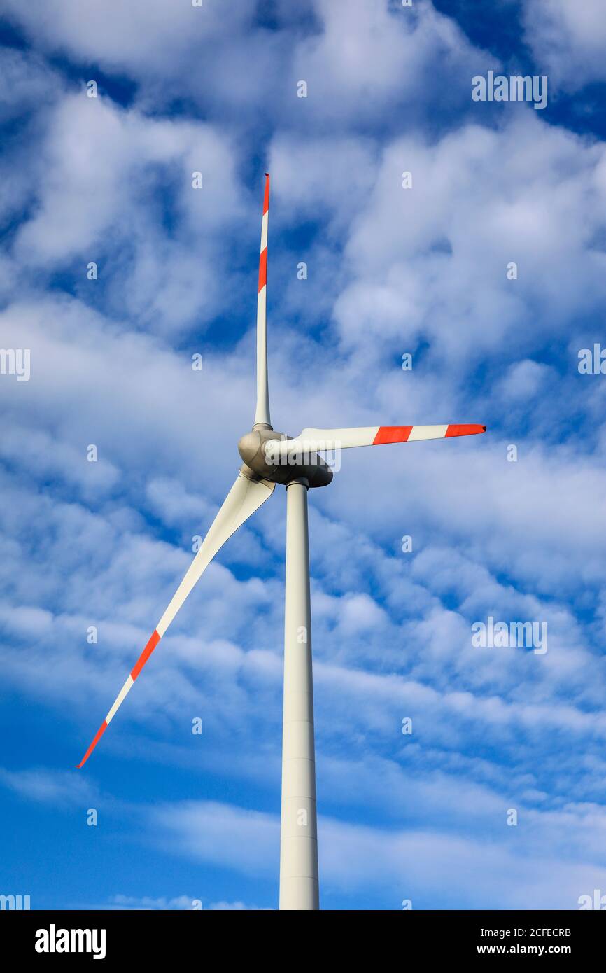 Jüchen, Nordrhein-Westfalen, Deutschland - Windturbine vor dem Himmel mit Wolken. Stockfoto