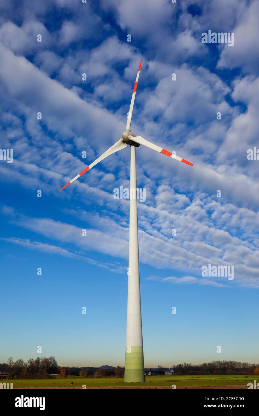 Jüchen, Nordrhein-Westfalen, Deutschland - Windturbine vor dem Himmel mit Wolken. Stockfoto