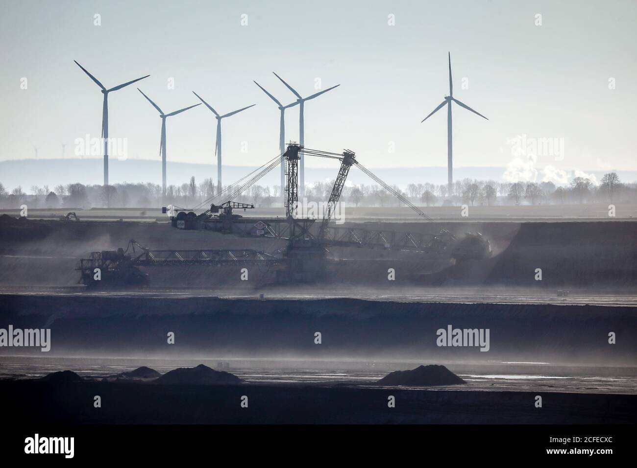 Jüchen, Nordrhein-Westfalen, Deutschland - Schaufelradbagger im RWE Braunkohlerevier Garzweiler, Rheinisches Braunkohlerevier. Es gibt Stockfoto