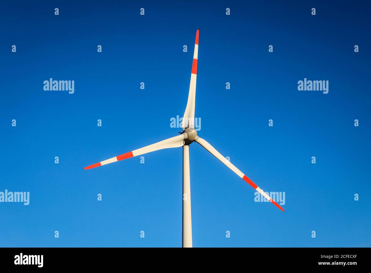 Juetchen, Nordrhein-Westfalen, Deutschland - Windturbine gegen blauen Himmel. Stockfoto